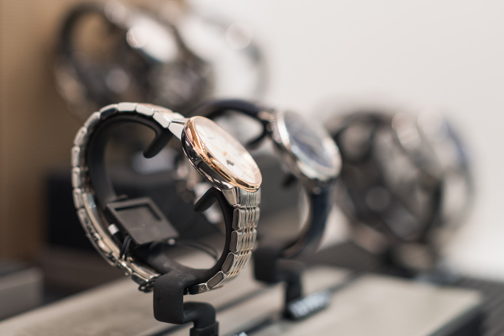 Kilka luksusowych zegarków ułożonych obok siebie